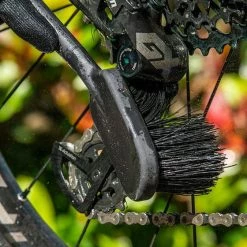 Muc-Off Brosse Tyre & Cassette 5 Muc-Off Brosse Tyre & Cassette -Magasin de nettoyants Ballistol HIGHLIGHT 2 Tyre Cassette Brush b72d66f5 2b62 4d77 a8f9 ff7c6308d845 950x crop center