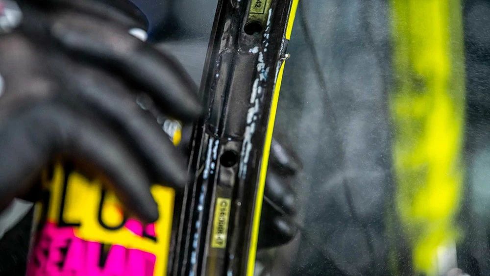 Muc-Off Dégraissant Glue & Sealant 200ml 5 Muc-Off Dégraissant Glue & Sealant 200ml – Image 5