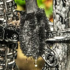 Muc-Off Brosse Two Prong 6 Muc-Off Brosse Two Prong -Magasin de nettoyants Ballistol Two Prong Brush Hero PDP Full width lifestyle 1900x crop center